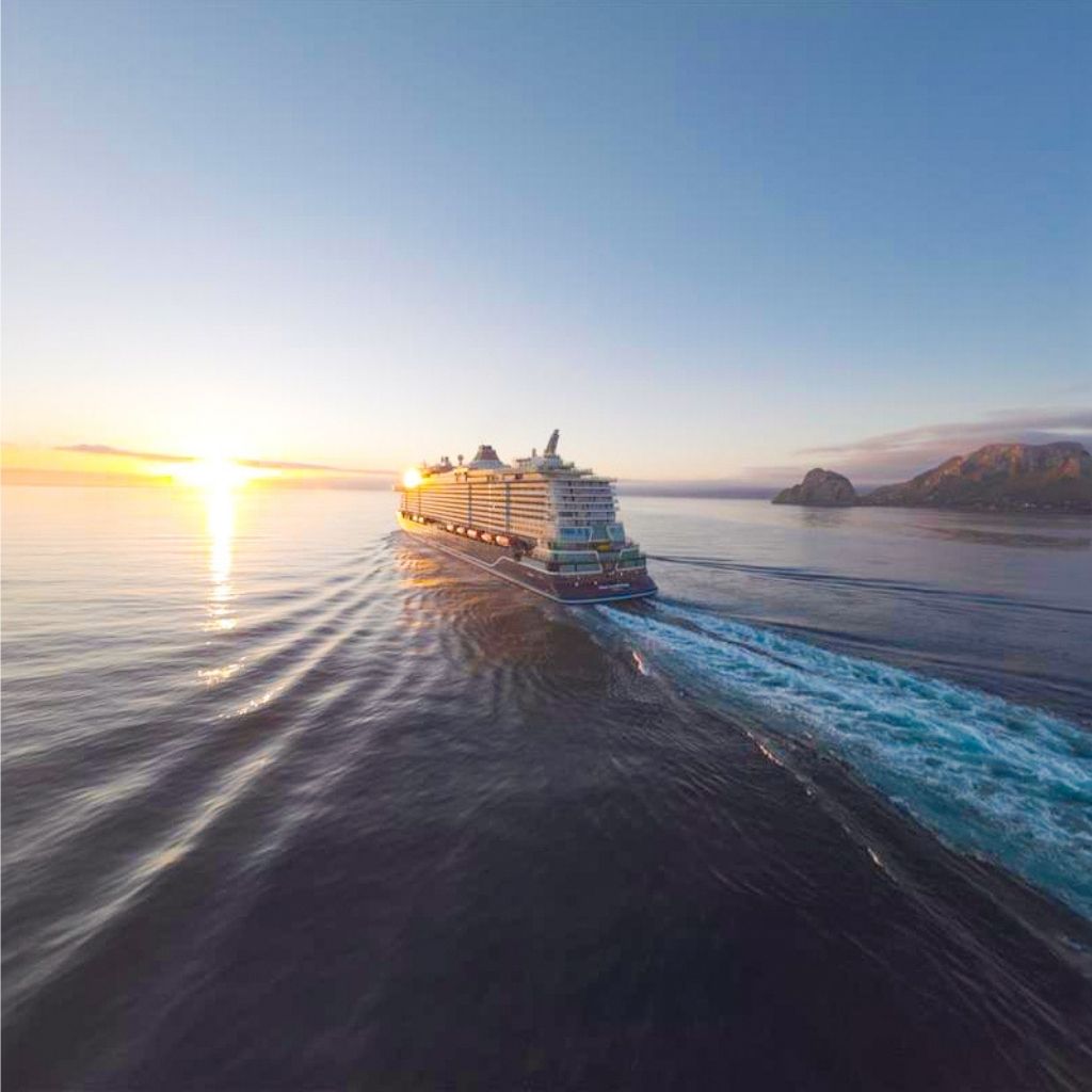 Mein Schiff Flow fahrt in die Abendsonne