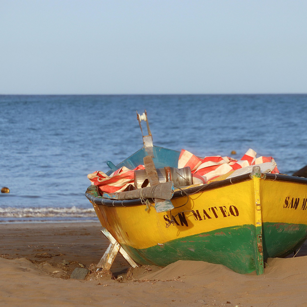 kanaren gran canaria strand mit fischerboot