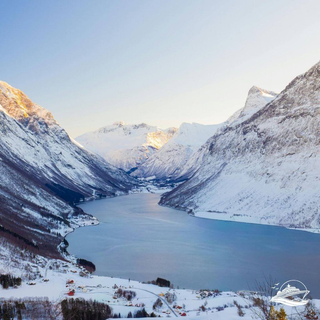 Nordeuropa Norwegen Fjord mit atemberaubender Winterlandschaft