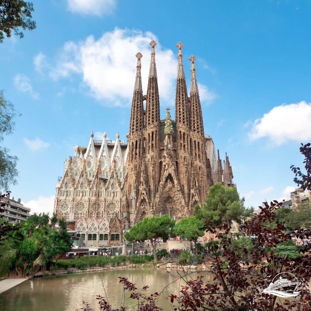 Barcelona Sagrad Familia mit Teich