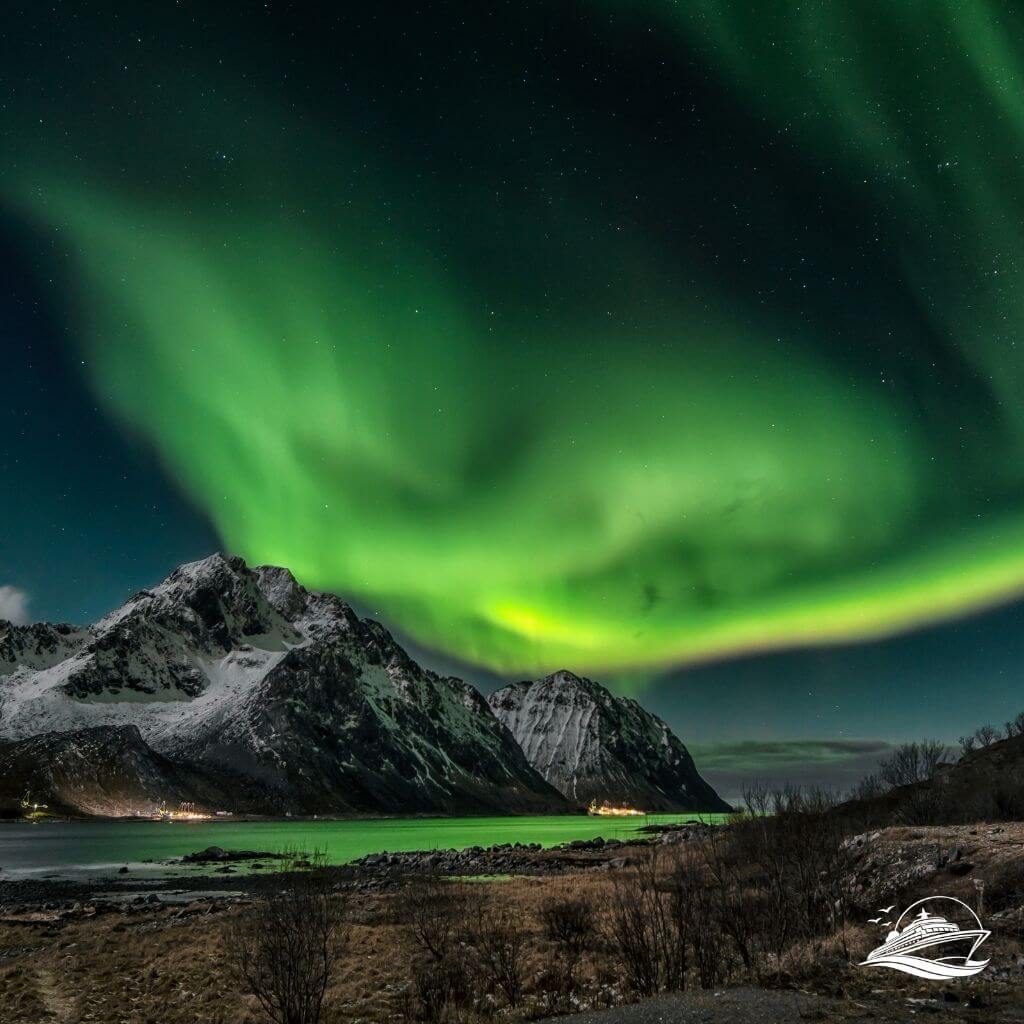 Malerischer Blick auf die Berge unter Nordlichtern