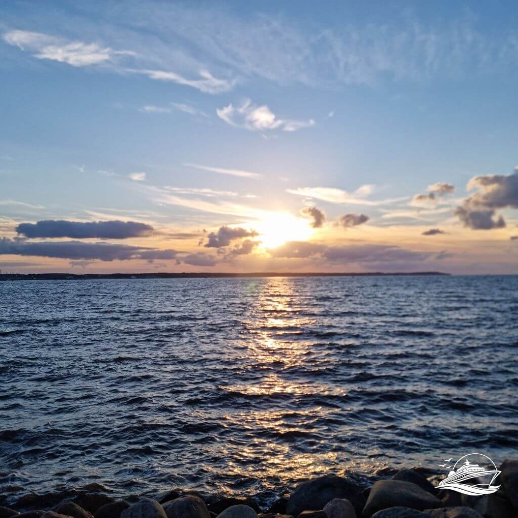 Ruhiger Sonnenuntergang über dem Meereshorizont